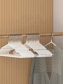 10/20 piezas Perchas de plástico versátiles sin recubrimiento con ranuras, ideales para organizar la ropa en dormitorios y hogares, perfectas para el secado de adultos, diseño ahorra espacio para una gestión eficiente del armario, esencial para la renovación estacional del armario, duraderas y ligeras para uso diario, mantenga su ropa ordenada y sin arrugas, perfectas para todo tipo de prendas, mejore la estética de su armario con estas perchas funcionales, imprescindibles para la organización de vuelta al colegio y las vacaciones.