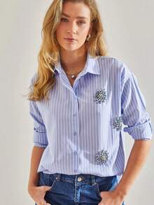 Camicia a righe casual da donna di BIANCO LUCCI, decorata con strass, camicia a righe, abbigliamento autunnale, outfit da aeroporto, outfit da viaggio