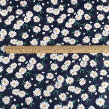 0,5m/1m/2m/3m*145cm zarte, hochwertige, marineblau-gänseblümchen-bedruckte Stoffbahn, verziert mit zarten und charmanten Blumendruckmustern, geeignet für DIY modische Kleidung, Puppen, Bastelprojekte für alle Jahreszeiten