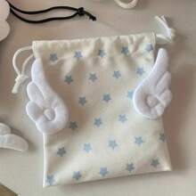 Avec des ailes et des étoiles en peluche mignonnes, sac de rangement multifonction portable pour femme, utilisé pour les serviettes hygiéniques/les soins de la peau/les articles de toilette/la papeterie/les bijoux/le maquillage/les pièces de monnaie. Petits sacs à cordonnet en polyester doux, avec un motif amusant de nuages et d'étoiles (bleu/rose) pour la maison/le bureau fournitures/retour à l'école/vacances anti-poussière/festival.