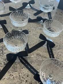 定制香槟杯装饰，配缎带，可个性化定制新娘新郎/伴娘伴郎/宾客姓名、角色及婚礼日期。家居装饰，派对、婚礼定制玻璃工艺品。个性化香槟杯为庆祝增添一抹意义非凡的色彩。 - 查看 9