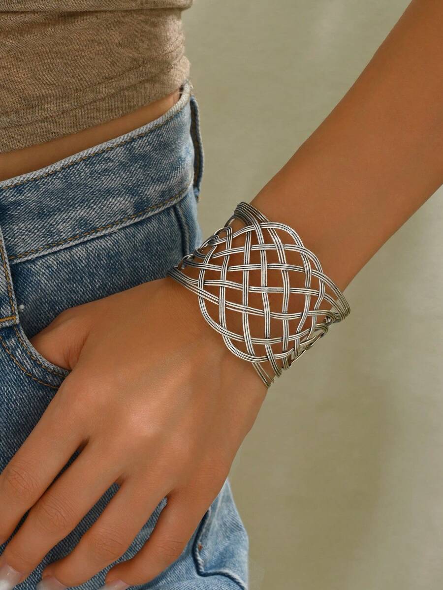 1 件女士时尚镂空复古银色金属装饰开口手镯，适合日常佩戴