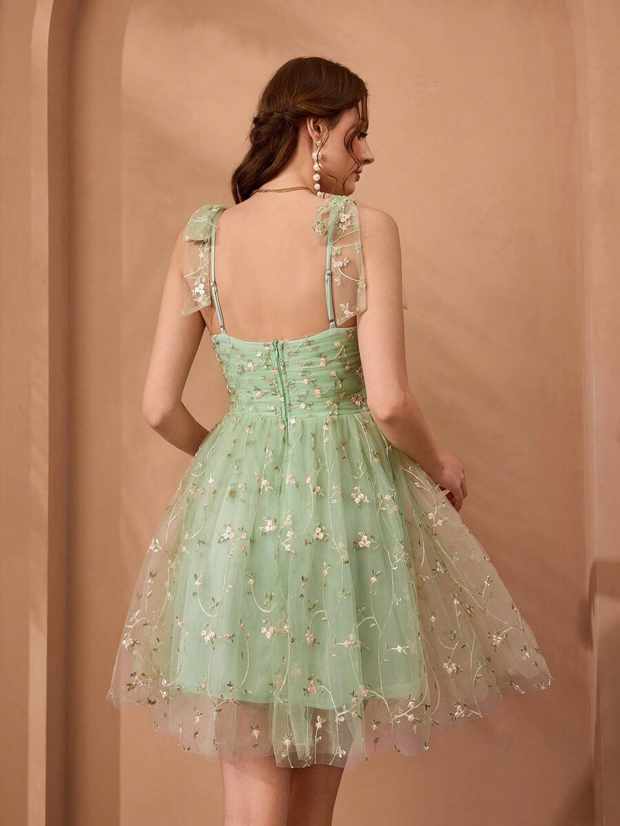 Vestido de dama de honor elegante con bordado floral, malla y tirantes con lazo para boda de primavera - Verde - Ver 1