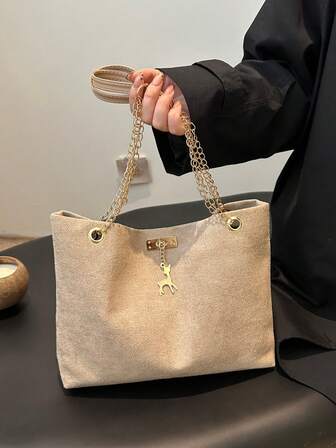 Denna trendiga axelväska med färgblock och geometriskt mönster och kedjor är lämplig för shopping, plånboksförvaring, unga kvinnor, högskolestudenter, karriärstartare och tjänstemän. Den är också mycket lämplig för kontor, universitet, arbete, affärer, pendling, utomhusaktiviteter, resor och vandringstillfällen.