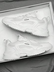 男士简约纯白色皮革和网眼拼接复古厚底运动鞋，百搭、舒适、轻便，适合日常穿着、户外、跑步、运动、健身房 2000 年代风格情人节创意