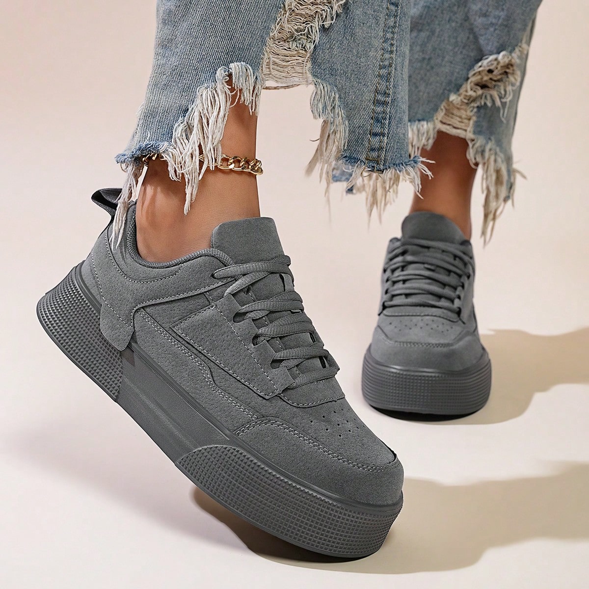 Corre pequeño) Zapatillas planas de mujer de moda simple, versátiles, casuales y para exteriores en gris. Calzado deportivo cómodo para uso diario,