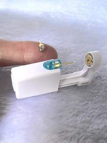 Simple Self-Piercing Kit For Girls With Disposable Piercing Gun And Stainless Steel Earring Studs