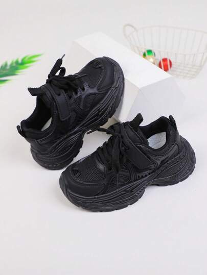 زوج واحد من أحذية الجري ذات اللون الأحادي الشبكية الجديدة، عادية ومريحة، مناسبة لجميع الفصول، أحذية رياضية متعددة الاستخدامات مناسبة للطلاب