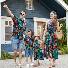 Family Matching Allover Plant Floral Print Halterneck Dresses And Short-Sleeve Shirts Sets - màu đen - Xem 1