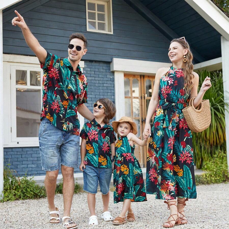 Family Matching Allover Plant Floral Print Halterneck Dresses And Short-Sleeve Shirts Sets - màu đen - Xem 1