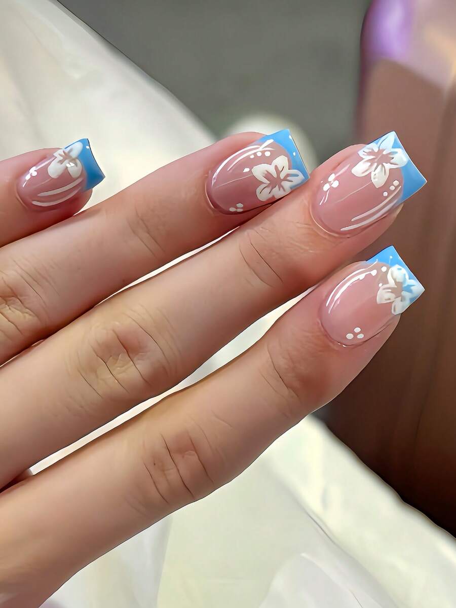 使用 24 片中方形按压式假凝胶指甲立即提升您的外观，清新可爱的春夏蓝色法式气质奶油夏威夷花朵指甲套装优雅裸粉色底色简约芙蓉花线条纹理全覆盖假指甲适合女性和女孩，包括 1 片粘合标签和 1 件迷你锉刀条果冻凝胶随机发货指甲用品指甲