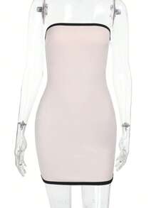 Un vestido de verano sencillo con borde sin tirantes con remate en contraste, vestido de fiesta, para cóctel