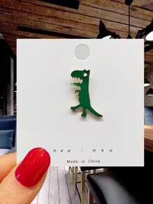 Une broche en alliage de dinosaure au style de bande dessinée mignon, personnalisée et minimaliste. Convient pour toutes les saisons, idéal pour le trajet domicile-travail et la vie sur le campus. Excellent pour le port pendant la rentrée scolaire. Sac à dos pour l'école.