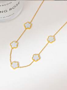 Collier en acier de titane avec fleur de trèfle à 5 feuilles pour femmes, pendentif de trèfle minimaliste sur chaîne de clavicule, style européen et américain à la mode