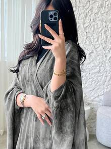 一件优雅休闲扎染印花长款开衫，透气长袍披肩，适合日常穿着和春季聚会。 - 灰色 - 查看 2