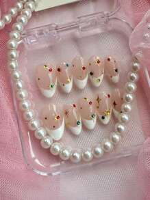 Sommers neue Hot Girl Western Stil Nagelkunst 10 mittellange mandelförmige handgefertigte (abnehmbare und klebende) tragbare Nägel, handbemalter weißer französischer Rand, goldene Sternenlicht Aufkleber und bunte Strass-Verzierungen für einen eleganten und hochwertigen Stil. Aufklebe-Nägel Nagelbedarf Nägel