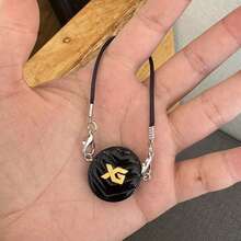 قطعة واحدة إكسسوار قلادة قلادة الحقيبة اليدوية بتصميم الكاميليا الأبيض والأسود ، لدمية منزل مصغرة ، هدية تخرج