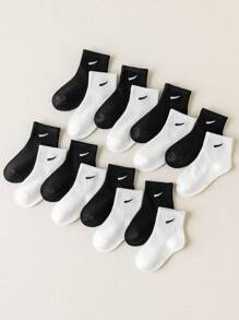 10 paires de chaussettes de sport pour enfants noires et blanches aléatoires, minimalistes et polyvalentes, design unisexe confortable et doux, convenant pour toutes les saisons, pour un port quotidien