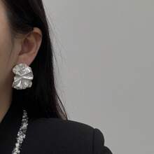 Pendientes con forma de flor de doble capa para mujer, diseño único con sensación de alta gama, color plateado, aretes florales, joyería elegante exagerada