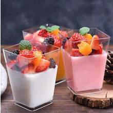 100 pièces/50 pièces/25 pièces/20 pièces/10 pièces Tasse à crème glacée et mousse carrée transparente, livrée avec couvercle transparent. Tasses à desserts, tasses à pudding, avec basse température et nettoyage facile. Convient pour café, bar à collation, buffet dessert, maison, invités, cuisine, fête de cuisson, pudding, cheesecake, mousse, gelée