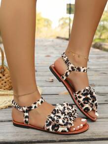 Nieuwe platte sandalen met een lieflijk en speels strikontwerp, casual resortstijl voor lente en zomer, geschikt voor tuinfeesten, stranden, wandelingen en dagelijkse uitstapjes. Verkrijgbaar in puur witte platte sandalen met strik, zwart-witte platte sandalen met luipaardstrik en bruin-zwarte platte sandalen met luipaardstrik.
