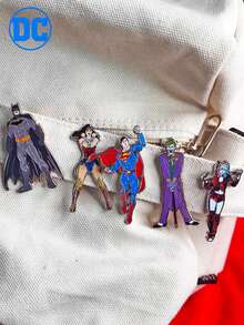 官方授权 1/5PCS DC 蝙蝠侠电影角色胸针 神奇女侠 超人 哈莉·奎茵 小丑 新奇情侣礼物 收藏胸针 背包 帽子 服装配饰 派对配饰 生日礼物 送给朋友和粉丝 书包 韩流包 教师用品 包饰 办公配饰 衬衫 夹克 首饰 万圣节 秋冬配饰 服装配饰 圣诞节 男士礼物 包饰 - 彩色 - 查看 13