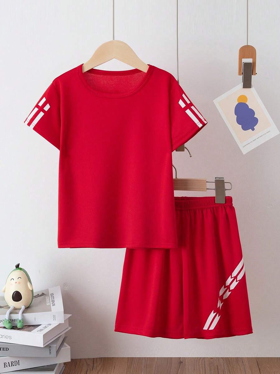 2 件套男童运动服,短袖网眼透气 T 恤和宽松运动短裤,适合 4-12 岁,夏季 - 紅色 - 查看 1