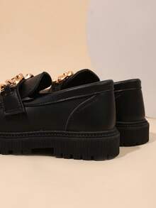 时尚前卫的儿童乐福鞋，饰有引人注目的金属链条和厚底 - 黑色 - 查看 7