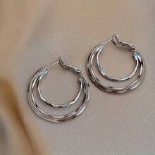 A Pair Of French High-End And Unique Double-Layer Loop Earrings, With A Niche Design And Stylish Atmosphere. The Simple Plain Loop Earrings Are A Must-Have Item For Fashionable Women, Perfect For Daily Wear, Commuting, And Gatherings - An Ideal Gift - 銀色 - 查看 1