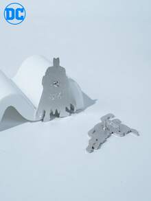 官方授权 1/5PCS DC 蝙蝠侠电影角色胸针 神奇女侠 超人 哈莉·奎茵 小丑 新奇情侣礼物 收藏胸针 背包 帽子 服装配饰 派对配饰 生日礼物 送给朋友和粉丝 书包 韩流包 教师用品 包饰 办公配饰 衬衫 夹克 首饰 万圣节 秋冬配饰 服装配饰 圣诞节 男士礼物 包饰 - 彩色 - 查看 11