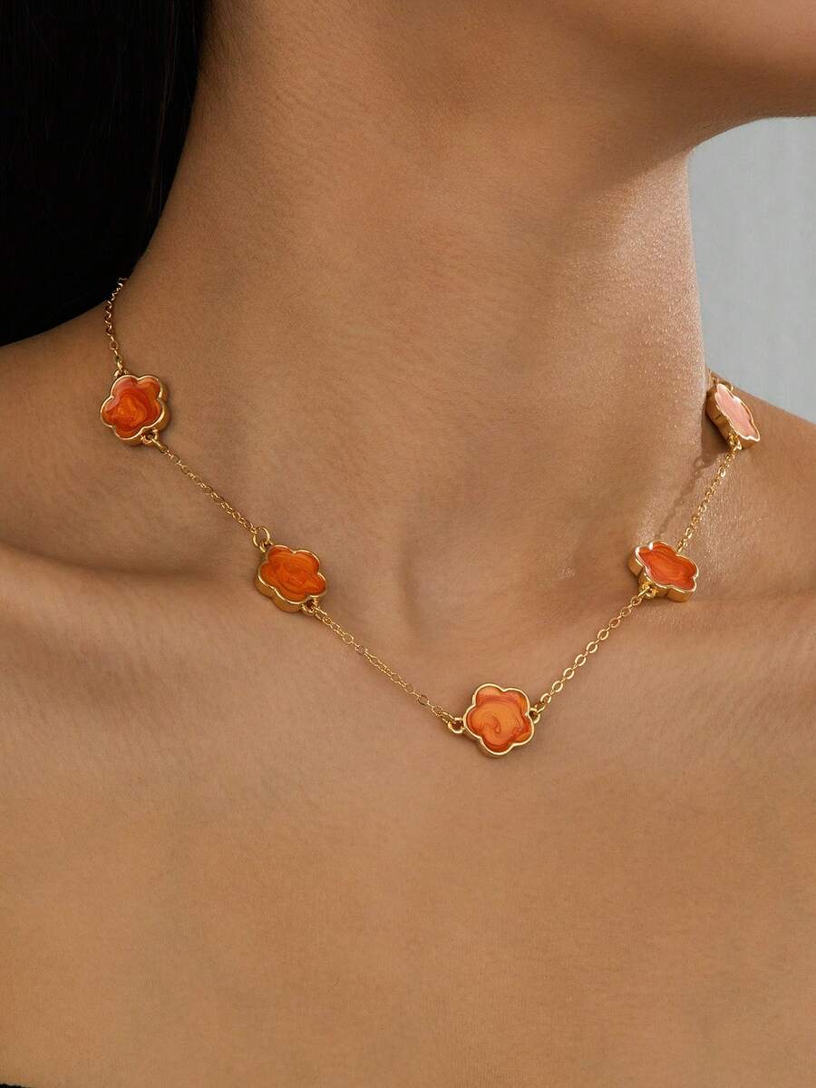 1 Stück lebendige orangefarbene Serotonin Glücksklee Anhänger Halskette, frischer Sommer-Urlaubsstil, geeignet für Reisen, Urlaub und den täglichen Gebrauch