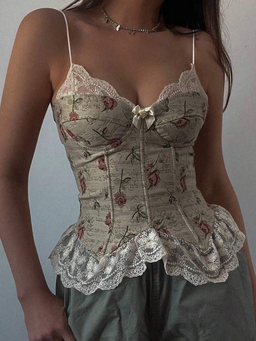 女士优雅宫廷甜美玫瑰花园蕾丝拼接吊带背心，可调节交叉后背设计，适合音乐节、演唱会、派对、少女日常穿着、海滩度假、通勤等场合。
