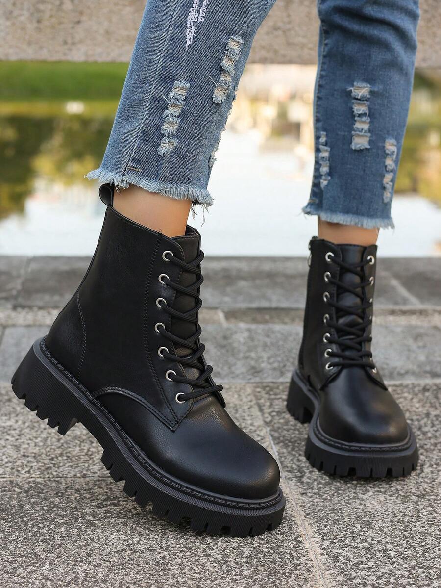 2025秋冬新款时尚复古白色女靴，厚底黑色靴子，厚底机车踝靴，街头风