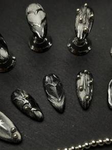10 Peças Conjunto de Unhas Completo Feito à Mão, com Unhas de Olho de Gato Pretas e Brancas em Formato de Amêndoa, Conjunto de Unhas Decorativas 3D com Textura Metálica Punk Rock Quente, Adequado para Uso Diário e Participação em Festas, Festas Temáticas e Outros Eventos por Garotas. Acompanha 1 Mini Lixa de Unhas e 1 Etiqueta Adesiva Dupla Face.