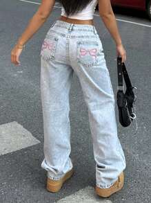 Pantaloni di jeans dritti e morbidi in stile Y2K con tasche ricamate a farfalla per donne