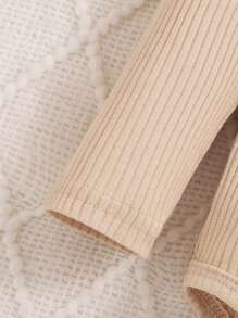 女婴三件套：粉色长袖连体衣、格子裤和帽子套装，秋冬季