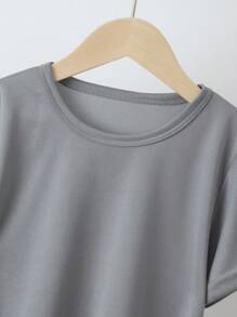 مجموعة رياضية للأولاد قطعتين، قميص تي شيرت بأكمام قصيرة من شبكة خفيفة وشورت مناسبة للأعمار من 4 إلى 12 سنة، مناسبة للجري والكرة والسلة