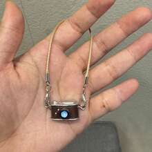 قطعة واحدة إكسسوار قلادة قلادة الحقيبة اليدوية بتصميم الكاميليا الأبيض والأسود ، لدمية منزل مصغرة ، هدية تخرج