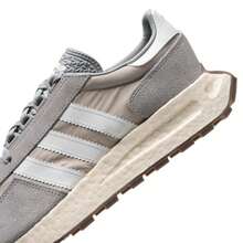 Adidas Originals احذية رياضية كاجوال رجالية من اديداس موديل RETROPY E5 للياقة البدنية والتدريب والتراث الرجعي، موديل JQ4099 - رمادي نقي/أبيض/أسود - مشاهدة 8