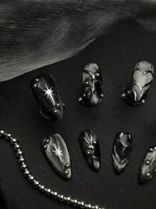 10 Peças Conjunto de Unhas Completo Feito à Mão, com Unhas de Olho de Gato Pretas e Brancas em Formato de Amêndoa, Conjunto de Unhas Decorativas 3D com Textura Metálica Punk Rock Quente, Adequado para Uso Diário e Participação em Festas, Festas Temáticas e Outros Eventos por Garotas. Acompanha 1 Mini Lixa de Unhas e 1 Etiqueta Adesiva Dupla Face.