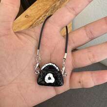 قطعة واحدة إكسسوار قلادة قلادة الحقيبة اليدوية بتصميم الكاميليا الأبيض والأسود ، لدمية منزل مصغرة ، هدية تخرج