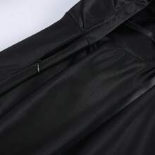 Długa sukienka gotycka w dużym rozmiarze do renesansowego cosplayu; kostium do cosplayu na Halloween dostępny w magazynie. Czarna peleryna