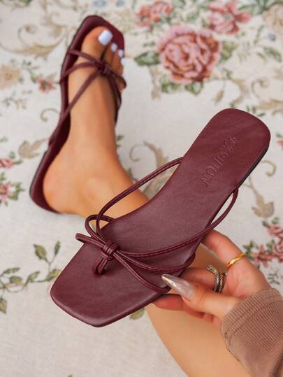 Plus Size Women Square Toe Solid Color Thin Strap Thong Design Flat Sandals, Burgundy Color, Summer 2025 New Music Festival Holiday Style Fashion Versatile Casual Beach Slippers, Suitable For Bikini Sexy Korean Style Indoor Non-Slip Lightweight Comfortable Home Slippers