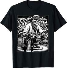 Camiseta de Estilo Gangster Mexicano Cool con Esqueleto y Safos - Algodón 100% 220g, Unisex, Color Negro y Blanco, Manga Corta, Cuello Redondo, Ajuste Cómodo, Estilo Gangster Mexicano, Diseño de Esqueleto y Elemento Safos, Ideal para Uso Cotidiano, Actividades Callejeras y Encuentros Temáticos de Cultura Mexicana, Regalo para Amantes de la Cultura Callejera Mexicana, Enthusiastas del Estilo Gangster y Diseños con Esqueleto, Hombres y Mujeres, Tallas S-XXXL - Negro - Ver 1