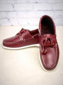 Elegantes, sofisticados, formales y atemporales, los zapatos de vestir para hombre son esenciales en el armario masculino moderno. Ideales para ocasiones como bodas, entrevistas de trabajo, cenas de gala o eventos corporativos, ofrecen un toque de distinción y profesionalismo - Color caoba - Ver 2