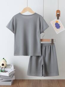 مجموعة رياضية للأولاد قطعتين، قميص تي شيرت بأكمام قصيرة من شبكة خفيفة وشورت مناسبة للأعمار من 4 إلى 12 سنة، مناسبة للجري والكرة والسلة