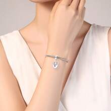 tiantianxue 1 Stück Silber-beschichteter beliebter Schmuck, eleganter hochwertiger kreativer Anhänger mit Katze die Schmetterling spielt/Niedliche Katze/Kreative Katzenkorb, geeignet für Frauen Armbänder/Halsketten Schmuck-DIY
