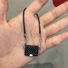 قطعة واحدة إكسسوار قلادة قلادة الحقيبة اليدوية بتصميم الكاميليا الأبيض والأسود ، لدمية منزل مصغرة ، هدية تخرج