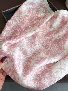 قطعة واحدة وشاح ساتان رقيق مطبوع بطراز عتيق أنيق للنساء، من خامة الحرير الصناعي، بطراز بوهيمي عتيق كاجوال، يمكن استخدامه كوشاح أو شال، خفيف الوزن ومريح، مناسب للارتداء اليومي في الربيع والصيف ومناسب للتنسيق مع الفساتين - وردي - مشاهدة 3