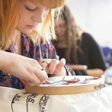 LAMYA 1 Set DIY Embroidery Punch Needle Kit With Storage Box, 50 Colors Threads, 9pcs Needles, Upgraded Embroidery Pen, Clothing Embroidery Needles, Sewing Tools (Random Color)